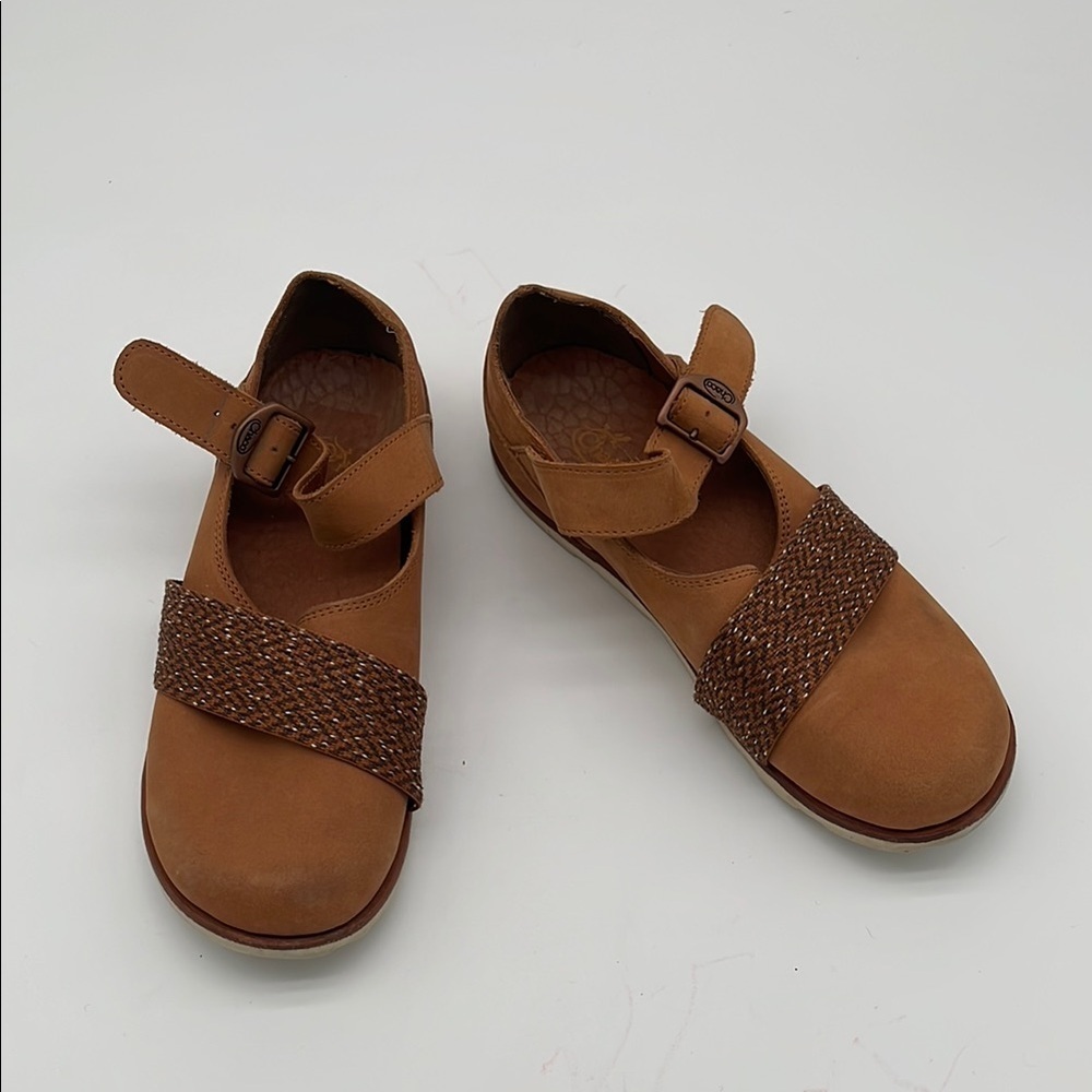 Chaco Camel Tan Buckle Closed Toe Shoes Women Size 7 BLEMISH - Picture 1 of 8